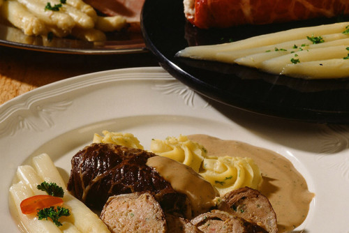 Hamvink met asperges en kervelsaus
