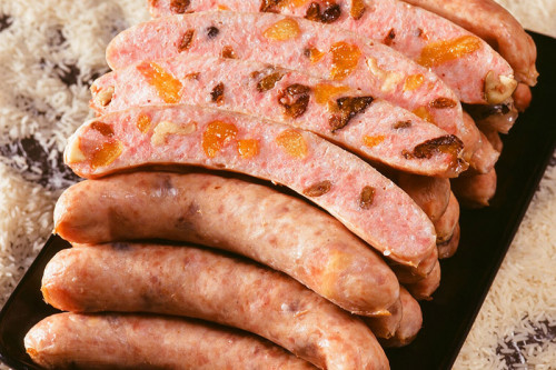 Vlees-rijst-barbecue worstjes met zuidvruchten