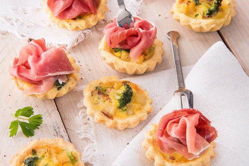 Mini quiches met aardappelen, broccoli en Parmaham