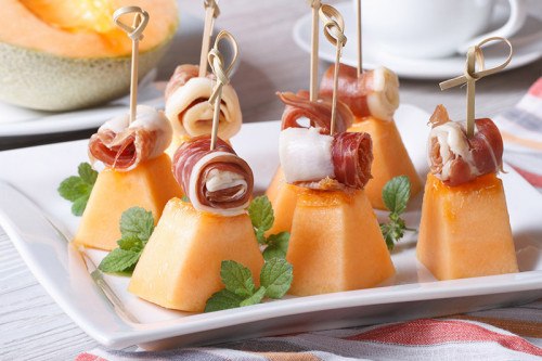 Meloenspiesjes met rauwe ham