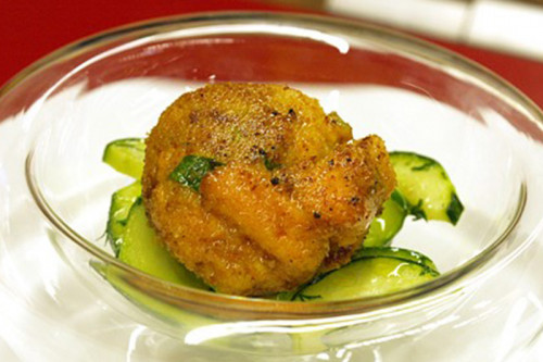 Visgehaktbal met curry en gestoofde komkommer