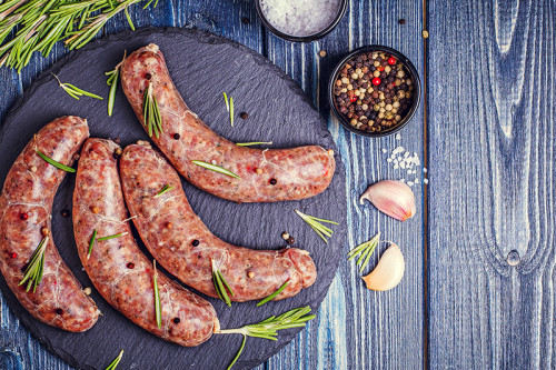 Wildbarbecue worstjes met geroosterde pijnboompitten en crème fraîche