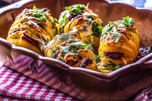 Aardappel met grillbraadworst en bacon