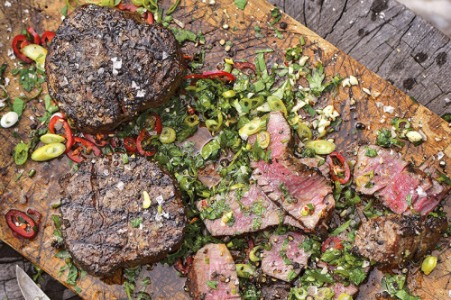 Filet mignons met ansjovisroom of snijplanksaus
