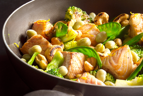 Zalm met groene groenten uit de wok