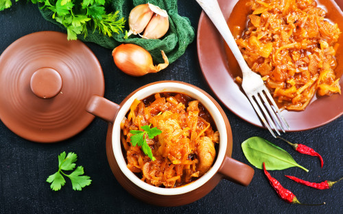 Zuurkoolgoulash met varkensvlees en ontbijtspek