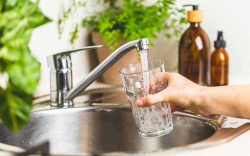 Nederlanders verspillen bijna 80 liter drinkwater per dag