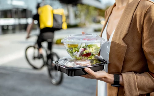 Meer duidelijkheid in regels voor wegwerpbekers en bakjes